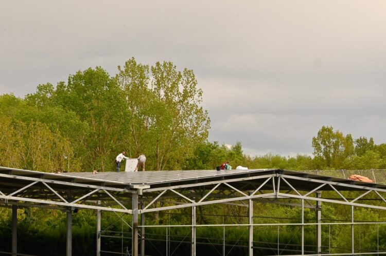 Couverture photovoltaïque des courts de tennis&nbsp;: le faîtage est terminé