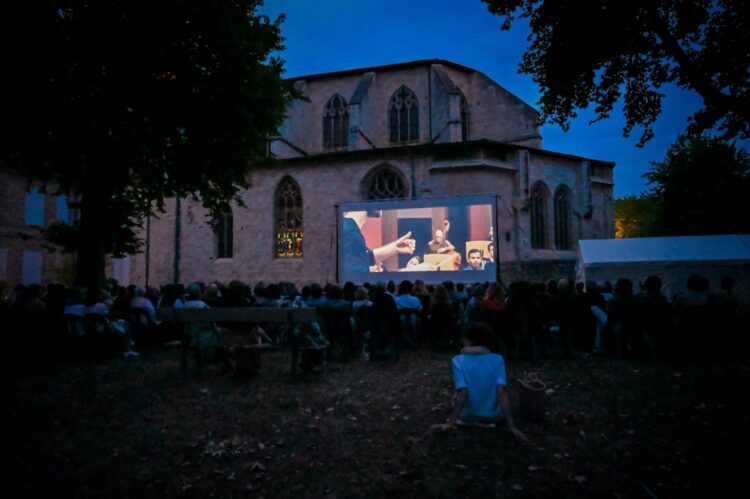 Premier cinéma en plein air à Lectoure. Succès retentissant