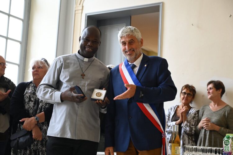 Le maire de Lectoure remet la médaille de la ville au curé Charles Sawadogo