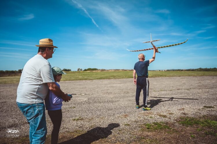 Initiation des enfants du centre de loisirs à l'aéromodélisme